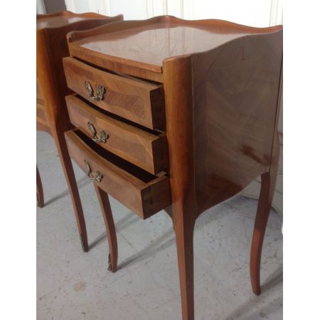 Ein Paar französischer Massivholz Nachttische antik ca 1920