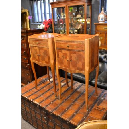 Ein Paar französischer Massivholz Nachttische antik ca 1930