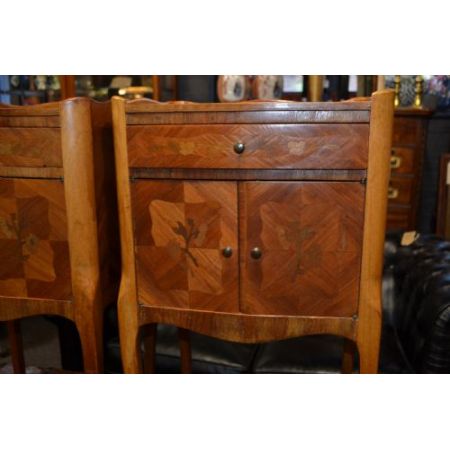 Ein Paar französischer Massivholz Nachttische antik ca 1930