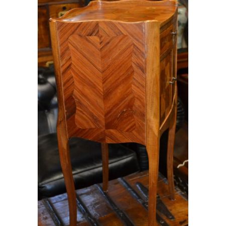 Ein Paar französischer Massivholz Nachttische antik ca 1930