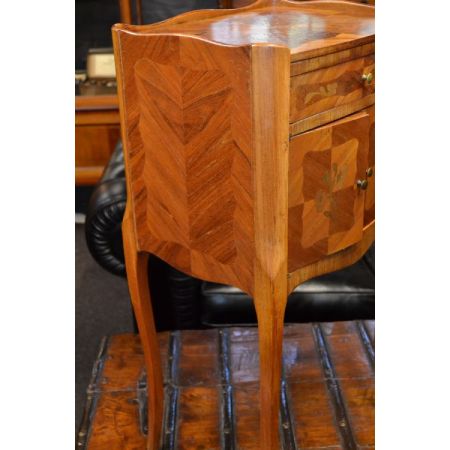 Ein Paar französischer Massivholz Nachttische antik ca 1930