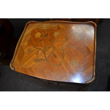 Ein Paar französischer Massivholz Nachttische antik ca 1930