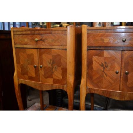 Ein Paar französischer Massivholz Nachttische antik ca 1930