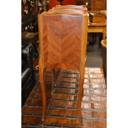 Ein Paar französischer Massivholz Nachttische antik ca 1930