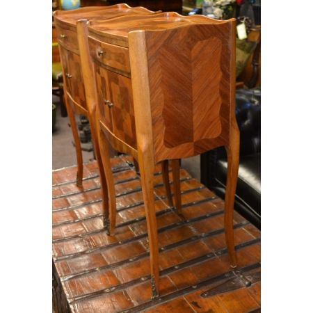 Ein Paar französischer Massivholz Nachttische antik ca 1930