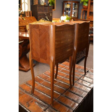 Ein Paar französischer Massivholz Nachttische antik ca 1930