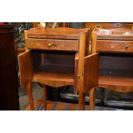 Ein Paar französischer Massivholz Nachttische antik ca 1930