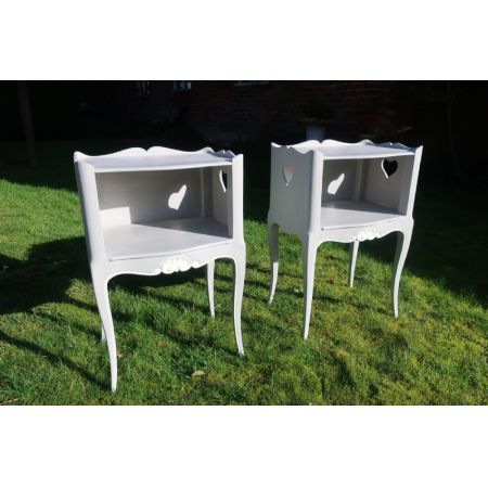 Ein Paar weiß gestrichener Nachttische Massivholz antik ca 1920