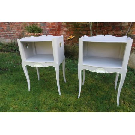 Ein Paar weiß gestrichener Nachttische Massivholz antik ca 1920