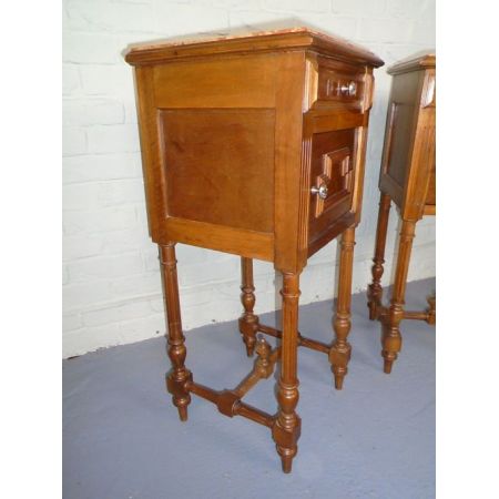 Ein Paar französische Nussbaum Nachttische Massivholz antik ca 1890