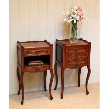 Ein Paar französische Eichen Nachttische Massivholz antik ca 1920