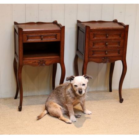 Ein Paar französische Eichen Nachttische Massivholz antik ca 1920