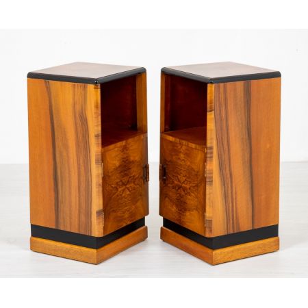 Antikes Paar Art-Déco-Walnussnachttische , um 1930