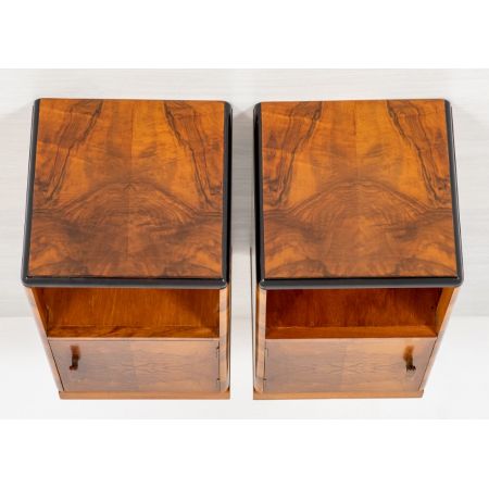 Antikes Paar Art-Déco-Walnussnachttische , um 1930