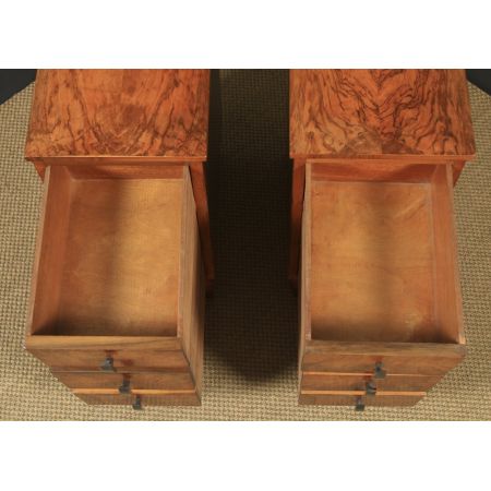 antikes englisches Paar  Art-Déco Nachttische aus Walnussholz  (um 1930)