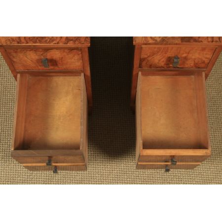 antikes englisches Paar  Art-Déco Nachttische aus Walnussholz  (um 1930)