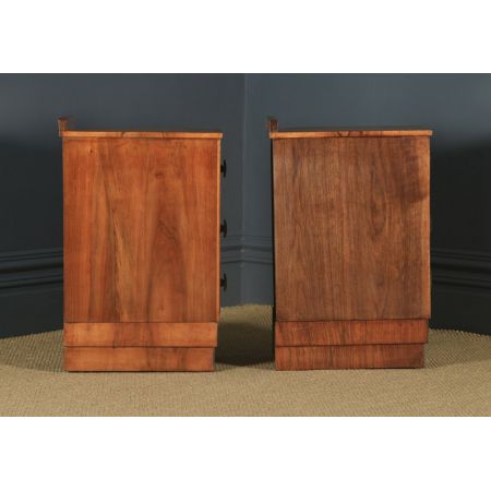 antikes englisches Paar  Art-Déco Nachttische aus Walnussholz  (um 1930)