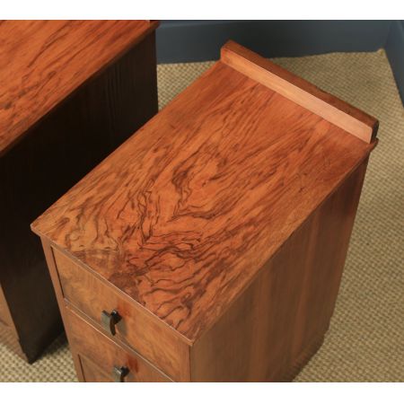 antikes englisches Paar  Art-Déco Nachttische aus Walnussholz  (um 1930)