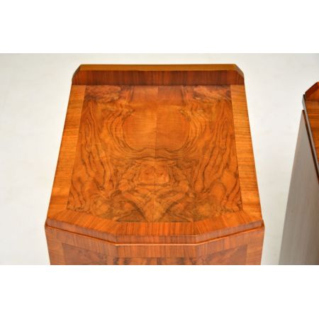 Antike Art-Déco Walnussnachttische, 1920er Jahre