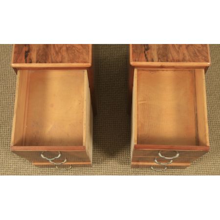 antikes englisches Paar Art-Déco Walnussnachttische (um 1930)