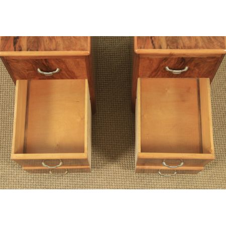 antikes englisches Paar Art-Déco Walnussnachttische (um 1930)