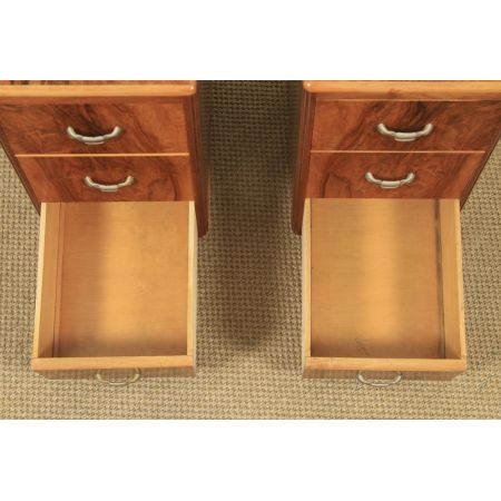 antikes englisches Paar Art-Déco Walnussnachttische (um 1930)