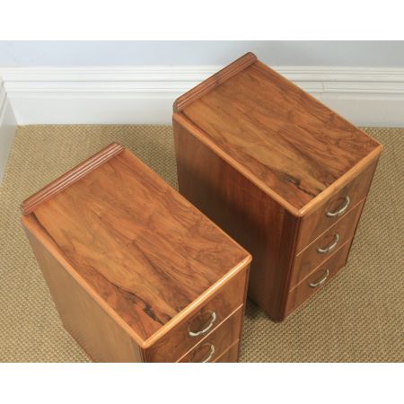 antikes englisches Paar Art-Déco Walnussnachttische (um 1930)