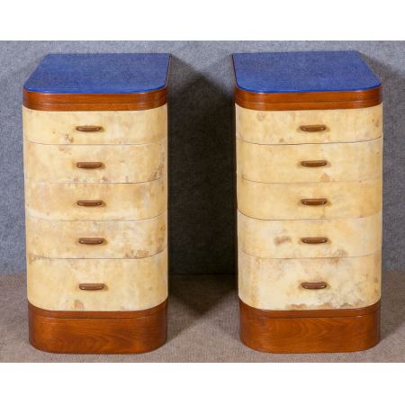 Auérgewöhnliches antikes Paar Art-Déco-Walnussnachttische und Pergament 