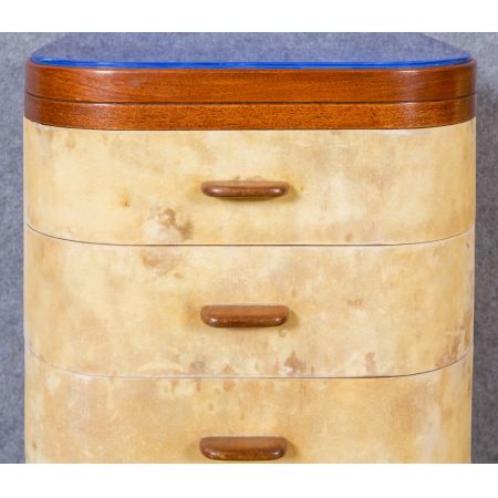 Auérgewöhnliches antikes Paar Art-Déco-Walnussnachttische und Pergament 