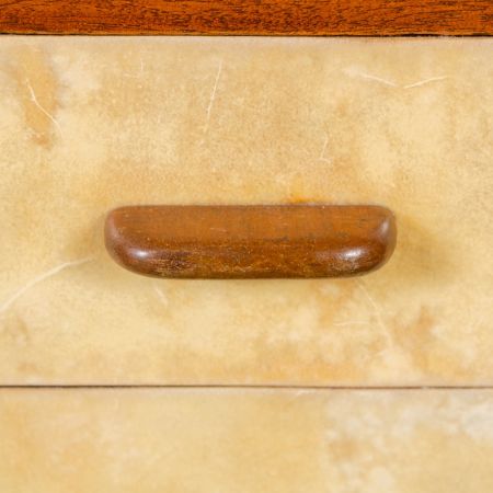 Auérgewöhnliches antikes Paar Art-Déco-Walnussnachttische und Pergament 