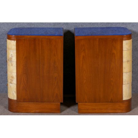 Auérgewöhnliches antikes Paar Art-Déco-Walnussnachttische und Pergament 