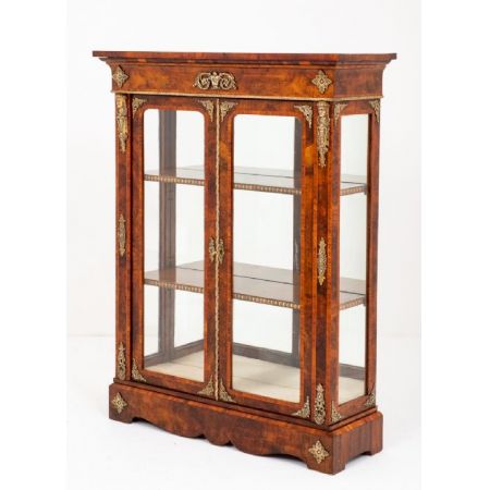 Antikes Paar Nussbaum Vitrinen, um 1860