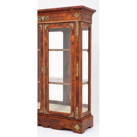 Antikes Paar Nussbaum Vitrinen, um 1860