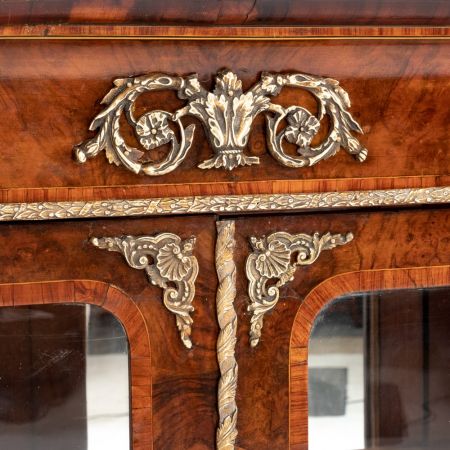 Antikes Paar Nussbaum Vitrinen, um 1860