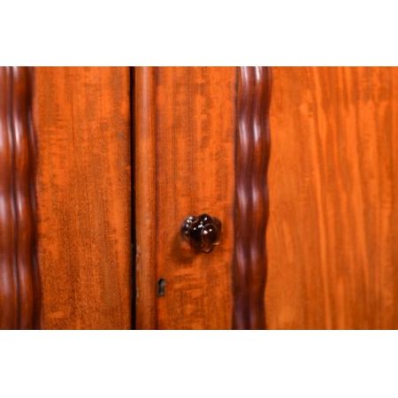 Antiker 2-türiger viktorianischer Mahagonikleiderschrank 