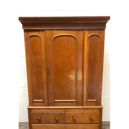 Antiker spät viktorianischer Eichenkleiderschrank 