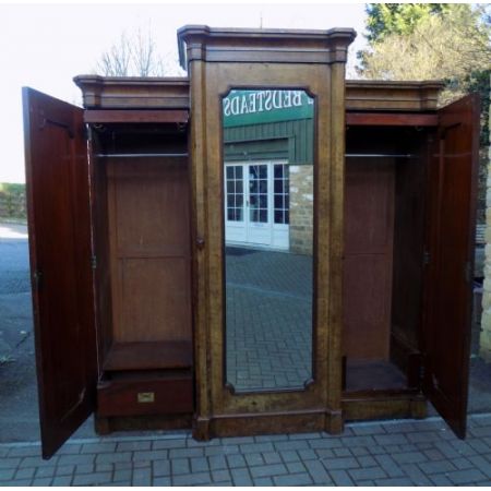 Antiker victorian Walnuss Breakfrontkleiderschrank mit Spiegel, dreitürig 