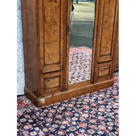 Antiker viktorianischer Kleiderschrank aus Walnussholz