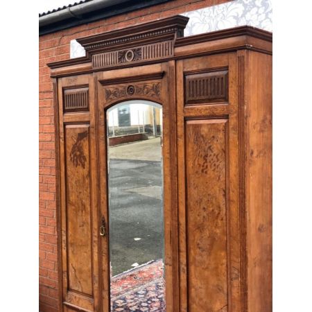 Antiker viktorianischer Kleiderschrank aus Walnussholz