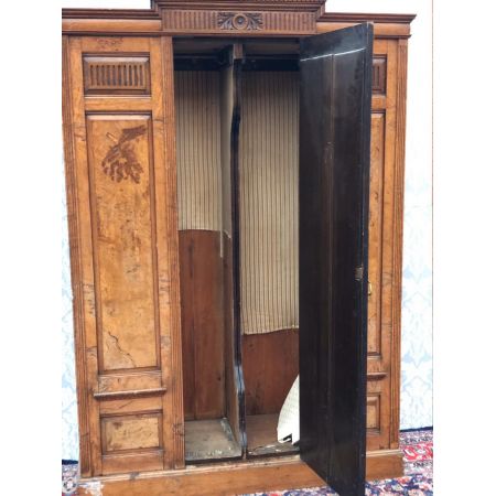 Antiker viktorianischer Kleiderschrank aus Walnussholz