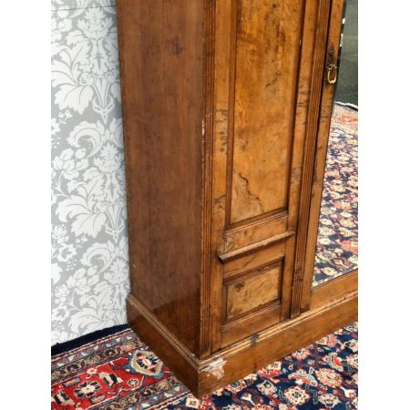 Antiker viktorianischer Kleiderschrank aus Walnussholz