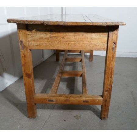 Antiker rustikaler Kiefernlandhaustisch