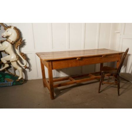 Antiker rustikaler Kiefernlandhaustisch