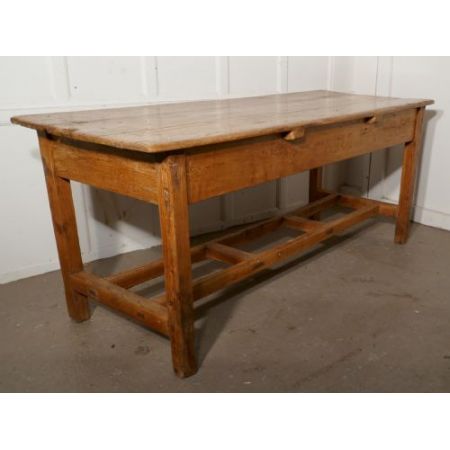 Antiker rustikaler Kiefernlandhaustisch