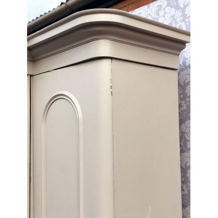 Antiker viktorianischer Kleiderschrank, Triple Wardrobe, mit gemaltem Mittelspiegel