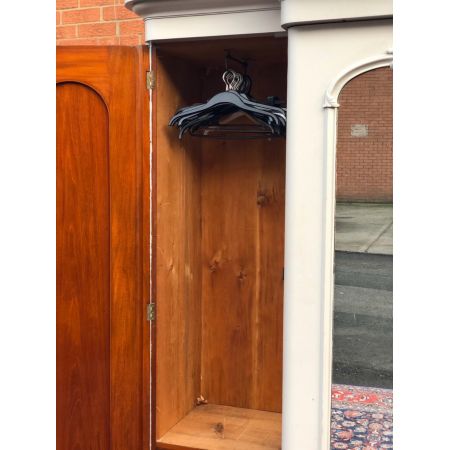 Antiker viktorianischer Kleiderschrank, Triple Wardrobe, mit gemaltem Mittelspiegel