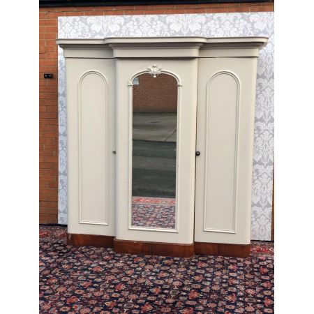 Antiker viktorianischer Kleiderschrank, Triple Wardrobe, mit gemaltem Mittelspiegel