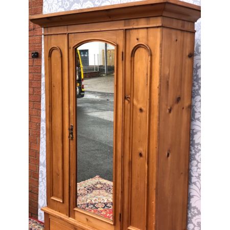 Antiker original viktorianischer  Kleiderschrank mit Spiegeltür
