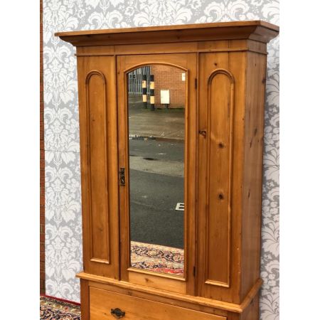 Antiker original viktorianischer  Kleiderschrank mit Spiegeltür