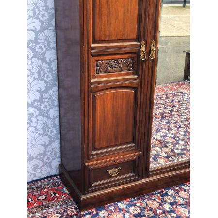 Antiker viktorianischer geschnitzter Mahagonikleiderschrank , Triple Wardrobe, mit Spiegeltür
